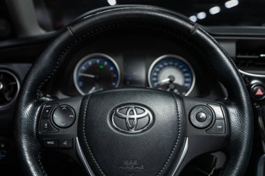 Novosibirsk, Rusya 15 Kasım 2019: Toyota Corolla, Siyah Lüks Araba İçişleri - gösterge paneli, oyuncu, logo ve düğmeli direksiyon, hız göstergesi ve taktik ölçer