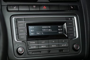 Novosibirsk, Rusya 26 Ekim 2019: Volkswagen Polo, Ses stereo sistemi, kontrol paneli, monitör, modern bir arabada radyo