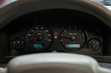 Novosibirsk, Rusya 15 Kasım 2019: Jeep, siyah otomobil panelini kilometre sayacı, kilometre sayacı, takometre, yakıt ve yağ seviyesi ile kapatın