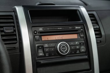 Novosibirsk, Rusya 26 Ekim 2019: Nissan X-track, ses stereo sistemi, kontrol paneli, radyo ve cd modern bir arabada