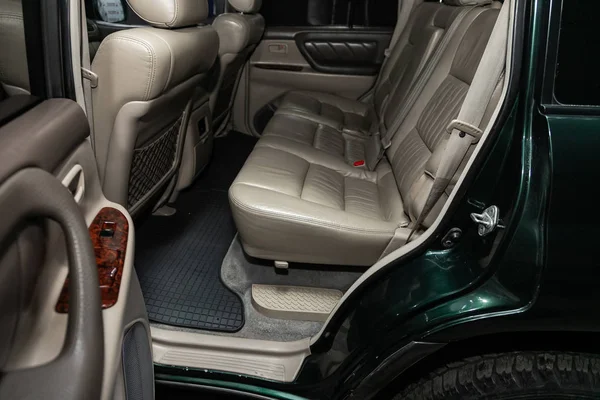 2019年11月15日 丰田Land Cruiser 200 皮革室内设计 轿车乘客和司机座椅 安全带 — 图库照片