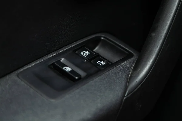 2019年10月26日 俄罗斯Novosibirsk Volkswagen Polo 关闭了一辆新型现代汽车的门控面板 扶手休息与窗口控制面板 门锁按钮 和镜像控制 — 图库照片