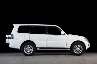 Novosibirsk, Rusya - 14 Ocak 2020: beyaz Mitsubishi Pajero, yan görüş. Novosibirsk 'te park halindeki modern bir arabanın fotoğrafı.