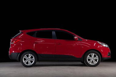 Novosibirsk, Rusya - 14 Ocak 2020: kırmızı Hyundai ix35, yan görüş. Novosibirsk 'te park halindeki modern bir arabanın fotoğrafı.