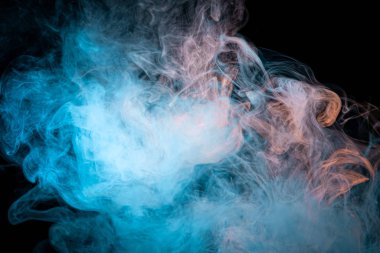 Kırmızı, kalın renkli duman siyah bir yalıtılmış zemin üzerine mavi. Arka plandan vape duman