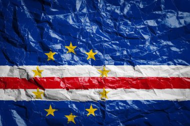 Buruşmuş kağıt üzerinde Cape Verde 'nin ulusal bayrağı. Çarşafa bayrak basılmış. Broşürlerde ve reklamlarda tasarım için bayrak resmi.