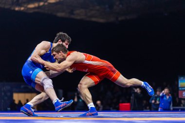 Novosibirsk, Rusya 19 Ocak 2020: Rusya Greko-Romen Güreş Şampiyonası. Spor ekipmanları içinde güreş minderinde güreşen iki erkek sporcu. 