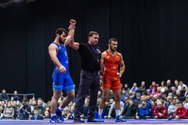 Novosibirsk, Rusya 19 Ocak 2020: Rusya Greko-Romen Güreş Şampiyonası. Hakem maçtan sonra zaferi ilan ediyor.. 