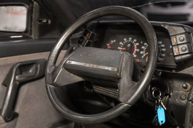 Novosibirsk, Rusya 24 Ocak 2020: Lada 2110, gösterge paneli, oyuncu, logo ve düğmeli direksiyon, hız göstergesi ve taktik ölçer 