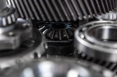 Bir araba vites kutusuna yakın çekim. Gezegenin vites değiştirmek için metalik parlak dişliler. Arkaplan için endüstriyel metal dişliler