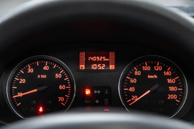 Arabanın gösterge paneli parlak ışıkla aydınlatılır. Hız göstergesi, daire ölçer, yağ ve yakıt seviyesi