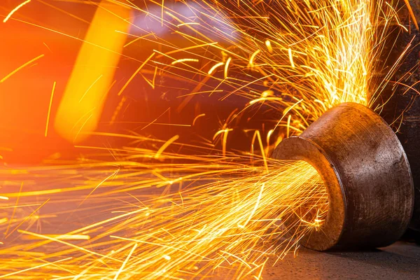 Welder working at the factory — Stock Photo, Image