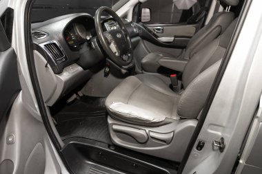 Novosibirsk, Rusya ~ 18 Aralık 2019: Hyundai Grand Starex