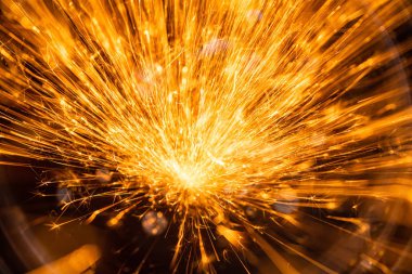 fabrikada çalışan Kaynakçı 