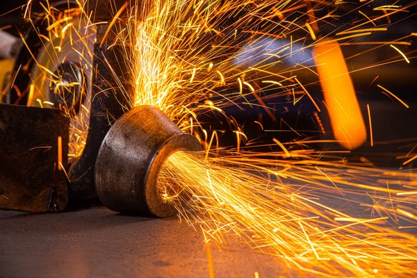 Welder working at the factory — Stock Photo, Image