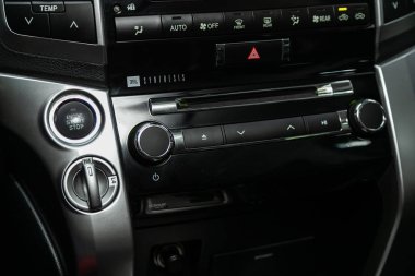 Novosibirsk, Rusya 29 Aralık 2019: Toyota Land Cruiser 200, Fm-receiver, Cd, ses kontrol düğmeleri, şarkılar ve diğer tuşlar arasında geçiş yaparak arabadaki müziği kontrol etmek.