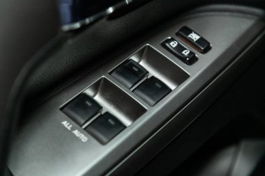 Novosibirsk, Rusya, 29 Aralık 2019: Toyota Land Cruiser 200, modern bir arabanın kapı kontrol panelini kapatın. Pencere kontrol paneli, kapı kilidi düğmesi ve ayna kontrollü kol dinlenmesi. 