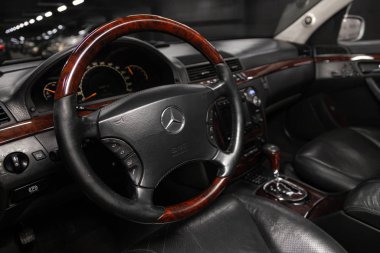 Novosibirsk, Rusya, 29 Aralık 2019: Mercedes-Benz S-Class, gösterge paneli, hız göstergesi, takometre ve direksiyon. - Evet. modern araba iç mimarisi