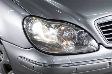 Novosibirsk, Rusya 29 Aralık 2019 Mercedes-Benz S-Sınıfı, dış görev. Modern araba ksenon lambasına yakın.