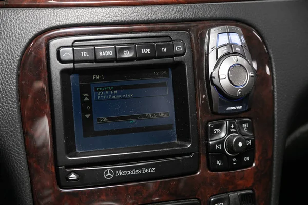 2019年12月29日 俄罗斯Novosibirsk Mercedes Benz Class Receiver中的汽车仪表盘音频 音量控制旋钮 歌曲和其他按钮之间的切换以控制汽车中的音乐 — 图库照片