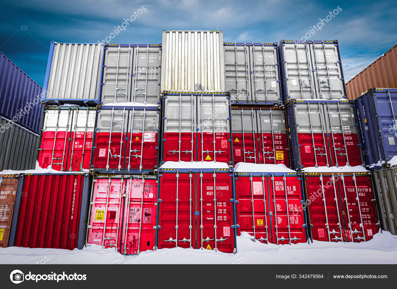 Pila de contenedores con contenedor rojo y blanco en el techo. — Foto