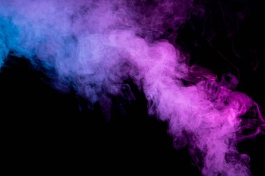 Kalın renkli duman pembe, mavi siyah yalıtılmış zemin. Arka plandan vape duman