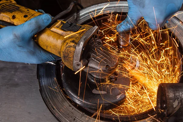 Soudeur travaillant à l'usine — Photo