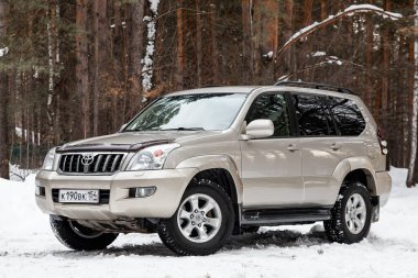 Novosibirsk, Rusya ~ 10 Şubat 2020: Toyota Arazi Suçlusu 