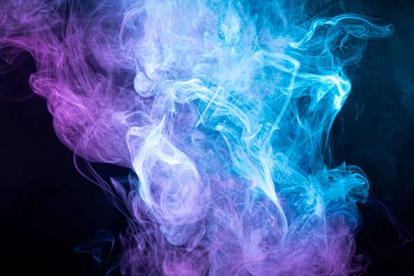 Hustý Mnohobarevný Kouř Fialových Modrých Barev Černém Izolovaném Pozadí Umění — Stock fotografie