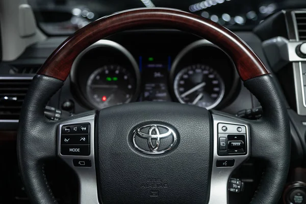 Novosibirsk, Rusia Wawancara pada 6 Desember 2019: Toyota Land Cruiser — Stok Foto