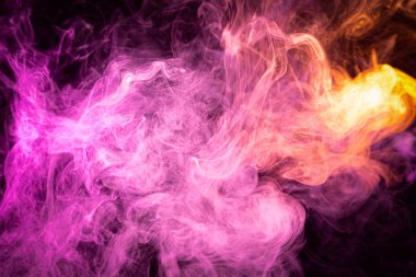 Siyah izole edilmiş arka planda renkli pembe ve kırmızı duman. Sigara dumanından arkaplan. Soyut sanat eserleri. 