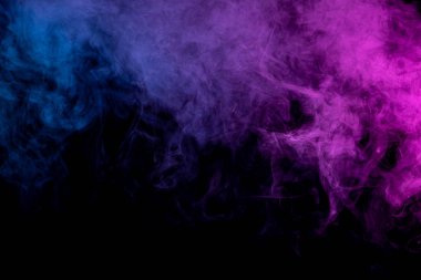 Siyah izole edilmiş arka planda pembe ve mavi bulut dumanı. Sis rengi, parlak pembe jel ve koyu arkaplan