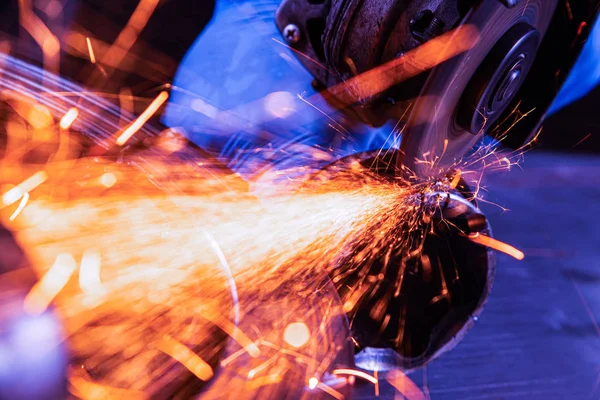 Saldatore che lavora in fabbrica — Foto Stock