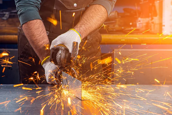 Soldador trabajando en la fábrica — Foto de Stock