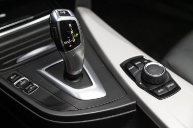 Novosibirsk, Rusya 24 Ocak 2020: Bmw 5 serisi, manuel şanzıman şanzıman kolunu kapatın. Hızlandırıcı sapı ve yeni bir arabanın düğmeleri. 