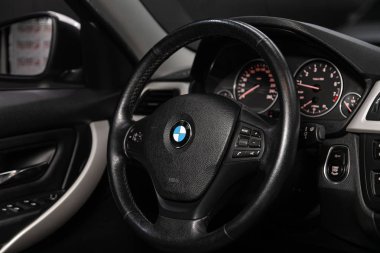 Novosibirsk, Rusya 24 Ocak 2020: Bmw 5 serisi, araba içi - gösterge paneli, oyuncu, logo ve düğmeli direksiyon, hız göstergesi ve taksimetre