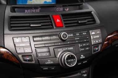 Novosibirsk, Rusya 24 Ocak 2020: Honda Crosstour, Fm-receiver, Cd, ses kontrol düğmeleri, şarkılar ve diğer tuşlar arasında arabadaki müziği kontrol etmek için geçiş