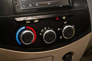 Novosibirsk, Rusya 24 Ocak 2020: Cherry Tiggo, arabanın havalandırma ve havalandırma sistemini kapat - modern otomobilin detayları ve kontrolleri 