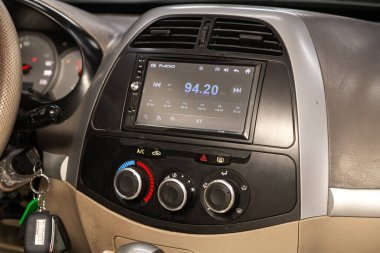 Novosibirsk, Rusya 24 Ocak 2020: Cherry Tiggo, merkezi kontrol paneline yakın çekim, müzik ve radyo ile izleme, havalandırma, klima, oyuncu. modern araba iç mimarisi