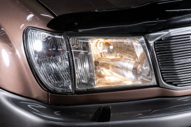 Novosibirsk, Rusya 21 Aralık 2019: Toyota Land Cruiser 100, far, tampon, tekerlek yakın çekim. Novosibirsk 'te park halindeki modern bir arabanın fotoğrafı.