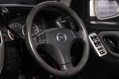 Novosibirsk, Rusya 05 Ocak 2020: Mazda Haraç, Araç İçi - Gösterge paneli, oyuncu, logo ve düğmeli direksiyon, hız göstergesi ve taktik ölçer