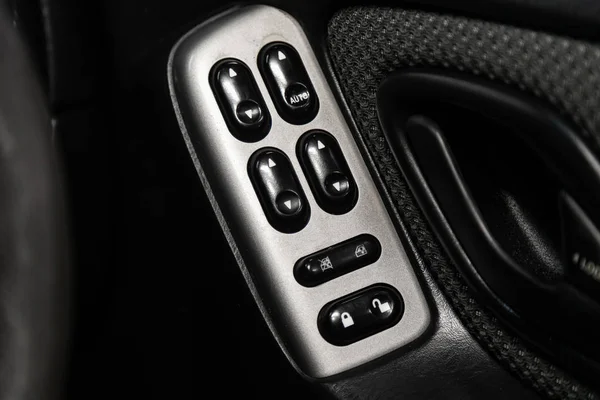 2020年1月5日 俄罗斯Novosibirsk Mazda Tribute 关闭了一辆新型现代汽车的门控面板 扶手休息与窗口控制面板 门锁按钮 和镜像控制 — 图库照片