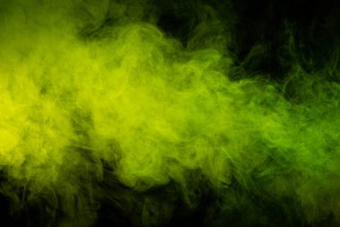 Zehirli renkli duman hareketi siyah arka planda soyut, yangın tasarımı. Fantezi yeşil duman siyah arkaplan üzerinde soyut.