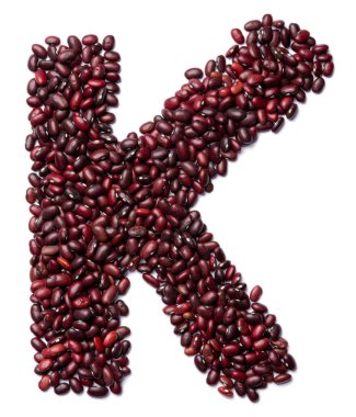 Kahverengi fasulyelerden gelen İngiliz alfabesinin beyaz izole arkaplanındaki 