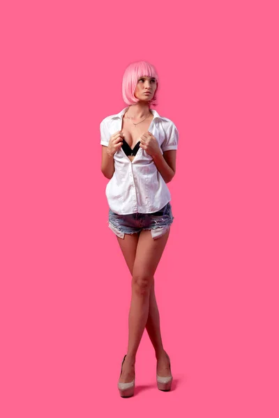 Attraente Donna Magra Elegante Posa Una Camicia Bianca Pantaloncini Corti — Foto Stock