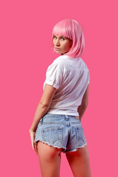 Attraente Donna Magra Elegante Posa Una Camicia Bianca Pantaloncini Corti — Foto Stock