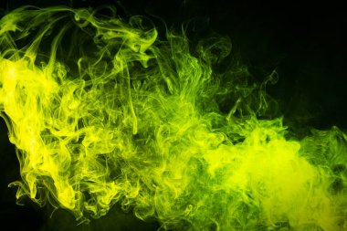 Tasarım projen için sanat. Şeffaf yaratıcılık. Soyut sanat yeşil renkli duman siyah izole arka planda. Koyu renkli dumanların hareket etmesini durdurun.