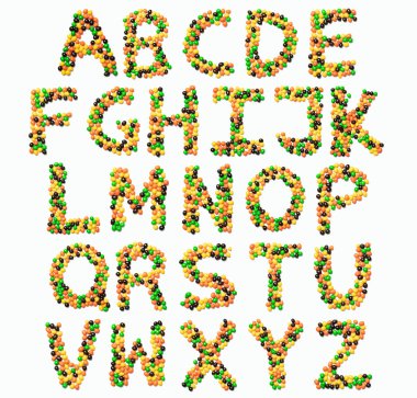 Beyaz izole edilmiş arka planda bulunan çok renkli yuvarlak çikolatalardan oluşan İngiliz alfabesi. Çocuk şekerinden yapılmış yemek deseni. Çocuklar için parlak alfabe tasarımı