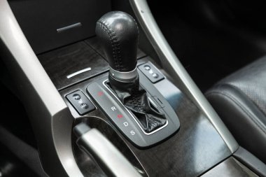 Novosibirsk, Rusya, 25 Şubat 2020: Honda Accord, otomatik vites kutusunun yakın görüntüsü. İç araba, otomatik vites kolu.; 