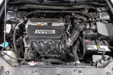 Novosibirsk, Rusya, 25 Şubat 2020: Honda Accord, araba motorunun ön görüntüsünü kapatın. İçten yanmalı motor, araba parçaları, ayrıştırma